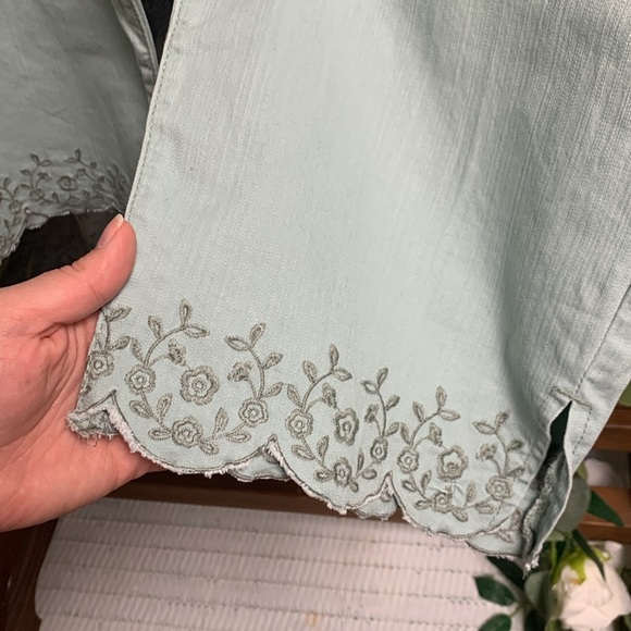 Gloria Vanderbilt Scalloped Embroidered Capri Pants Size 16 Seafoam Green Jeans - Picture 2 of 6